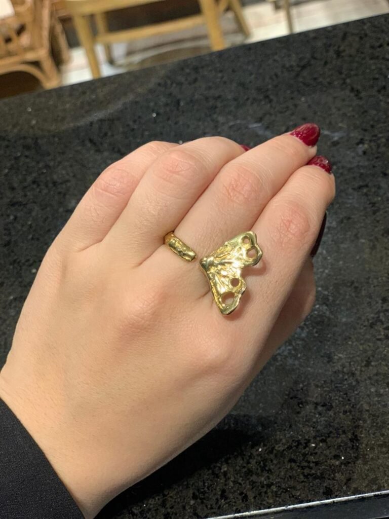 306018
